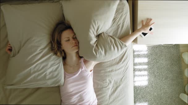 Pagi. Membangunkan wanita di tempat tidur. Tampilan atas — Stok Video