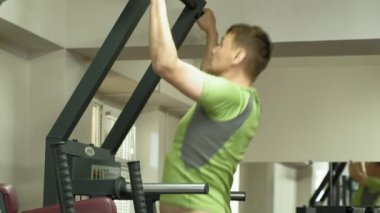 Spor salonuna spor yapmak için bir adam gidiyor. Fitness. Sağlıklı yaşam tarzı