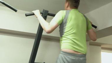 Spor salonuna spor yapmak için bir adam gidiyor. Fitness. Sağlıklı yaşam tarzı