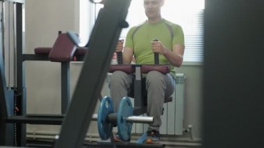 Adam spor salonuna spor için gidiyor. Fitness. Sağlıklı yaşam tarzı