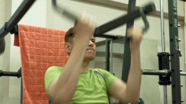 Spor salonundaki şişman adam. Fitness ve spor. Sağlıklı yaşam tarzı