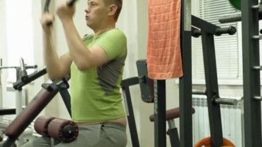 Spor salonundaki şişman adam. Fitness ve spor. Sağlıklı yaşam tarzı