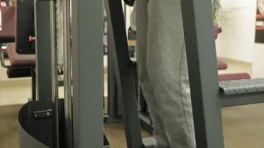 Spor salonuna spor yapmak için bir adam gidiyor. Fitness. Sağlıklı yaşam tarzı
