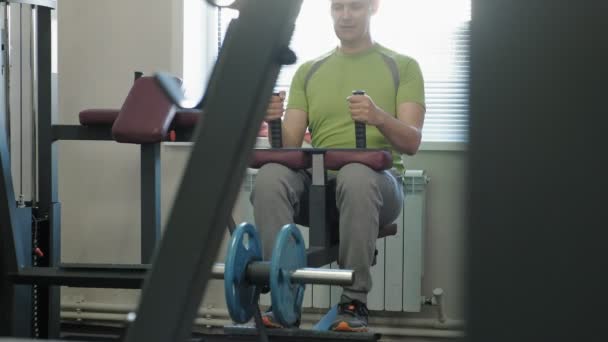 Man går in för sport i gymmet. Fitness. Hälsosam livsstil — Stockvideo