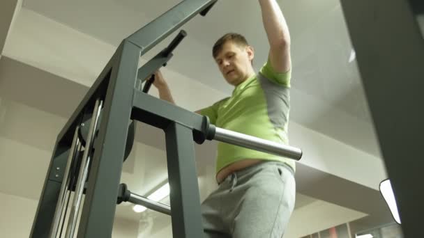 Een man gaat in voor sport in de sportschool. Fitness. Gezonde levensstijl — Stockvideo