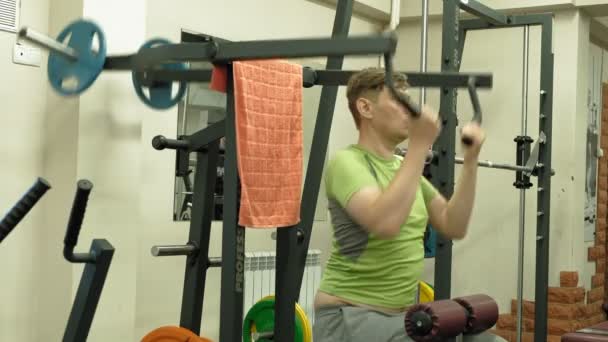 Pria gemuk di gym. Fitness dan olahraga. Gaya hidup sehat — Stok Video