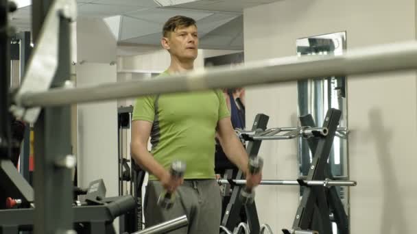 Mannen i gymmet. Fitness. Hälsosam livsstil — Stockvideo