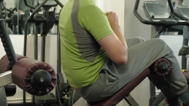 Spor salonundaki adam. Fitness. Sağlıklı yaşam tarzı — Stok video