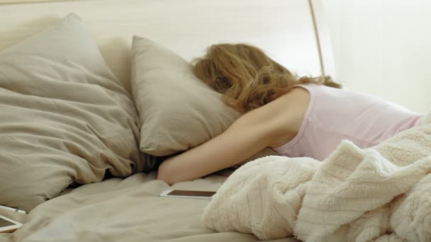 Buenos días. Despertando mujeres en la cama . — Vídeos de Stock