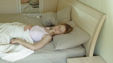 Sabah. Yatakta kadınları uyandırmak. 