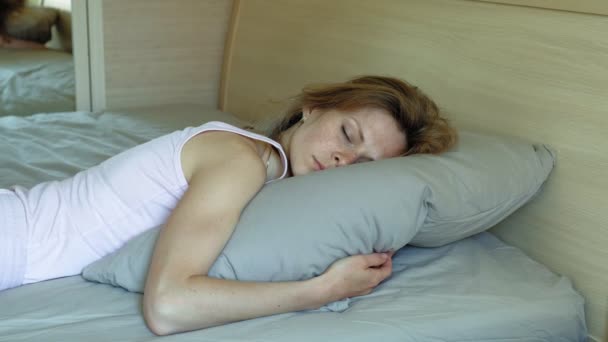 Buenos días. Despertando mujeres en la cama . — Vídeos de Stock