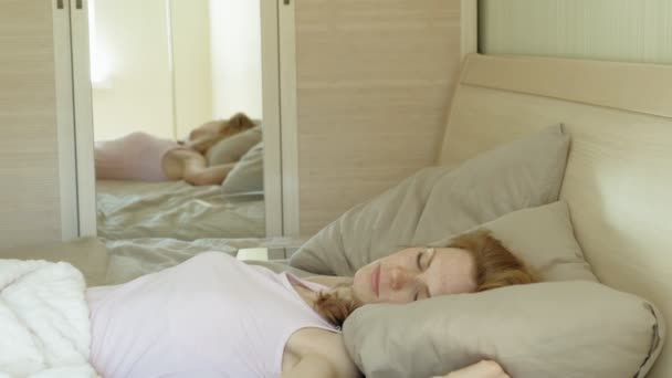 Ранок. Пробудження жінок у ліжку . — стокове відео