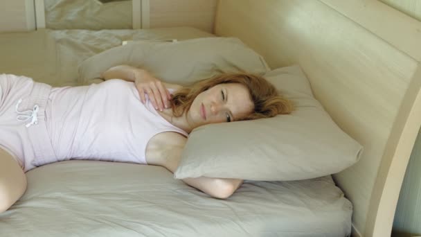 Ráno. Probuzení žen v posteli. — Stock video