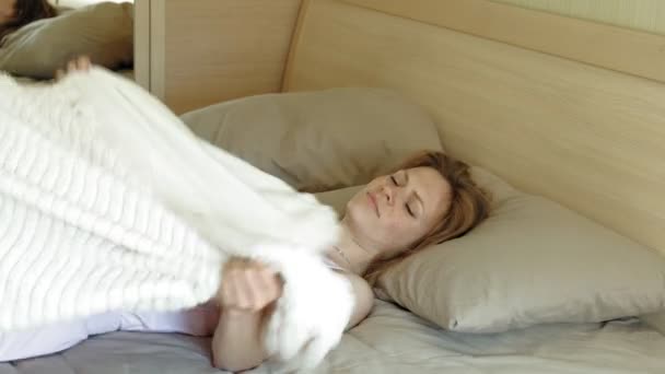 아침. 침대에서 여성을 각성. — 비디오