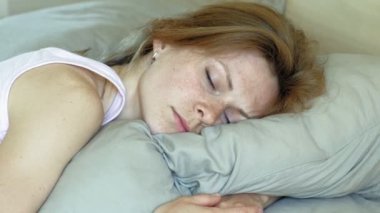 Sabah. Yatakta kadınları uyandırmak. 