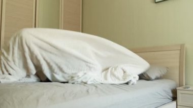 Sabah. Yatakta kadınları uyandırmak. 