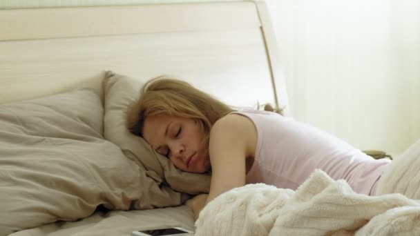 Ochtend. Ontwaken vrouwen in bed. — Stockvideo