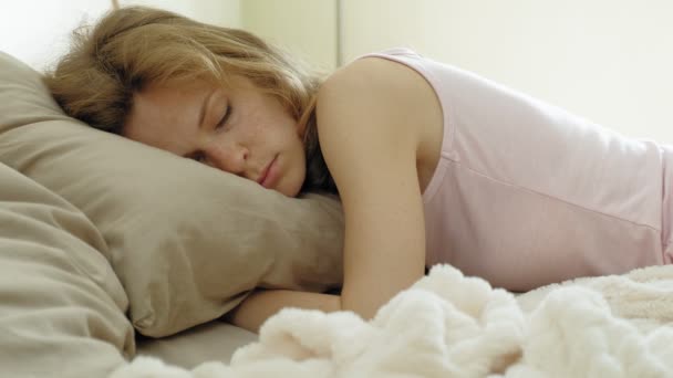 Buenos días. Despertando mujeres en la cama . — Vídeos de Stock