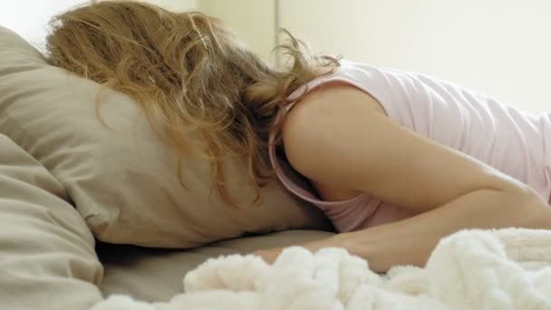 Buenos días. Despertando mujeres en la cama . — Vídeos de Stock
