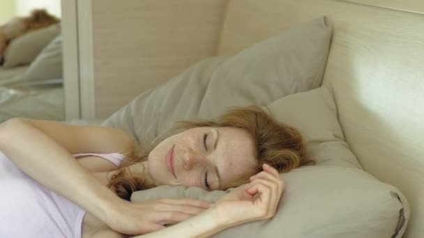 Buenos días. Despertando mujeres en la cama . — Vídeos de Stock