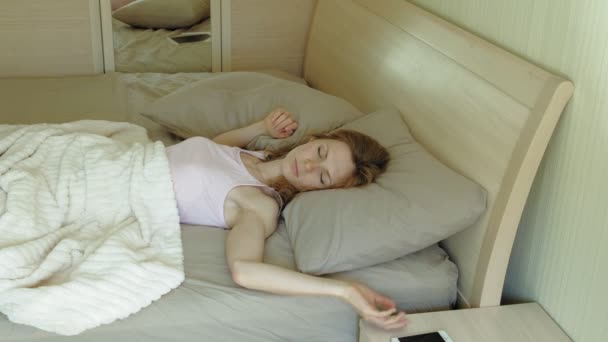 Reggel. Ébredés nők az ágyban. — Stock videók