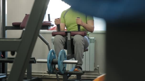 Der Mann treibt Sport in der Turnhalle. Fitness. Gesunder Lebensstil — Stockvideo