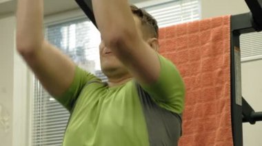 Spor salonundaki şişman adam. Fitness ve spor. Sağlıklı yaşam tarzı
