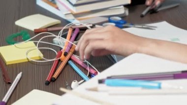 Gözlüklü bir genç kız bir okul masasında oturuyor. öğrenme konsepti