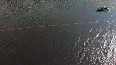 Nehir üzerinde güvenlik turuncu şamandıralar, sahilde yüzme yeri eskrim. Havadan çekim
