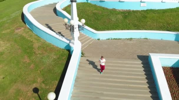 Tiener meisje loopt de trap op. Sport. Luchtfotografie — Stockvideo