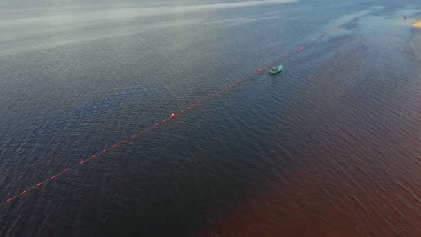 Orange bóják biztonsági a folyón, kerítés a hely az úszás a tengerparton. Légifelvétel — Stock videók