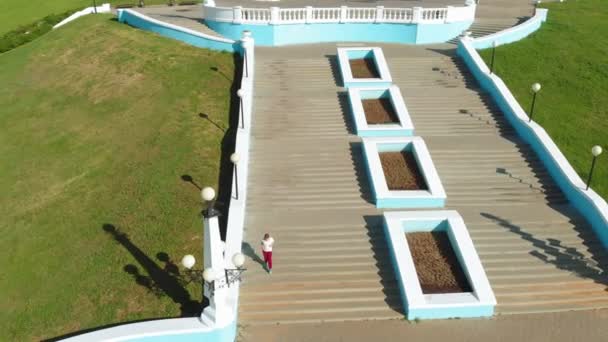 Une adolescente monte les escaliers. Du sport. Prise de vue aérienne — Video