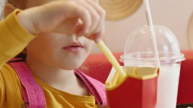 Kız çocuk fast food yiyor. Abur cubur. besin zinciri