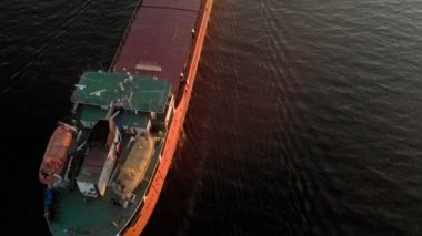 Nehirde bir mavna. Yaz günü. Hava çekimi