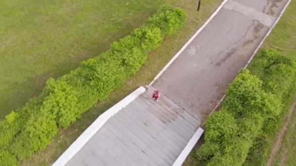 Chica adolescente corre por las escaleras. Deporte. Disparo aéreo — Vídeo de stock
