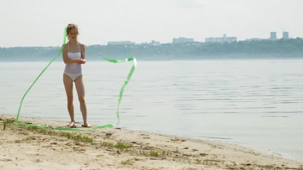 Niña juega con arena en la playa usando figuras de moldes. Día soleado de verano. vacaciones — Vídeos de Stock