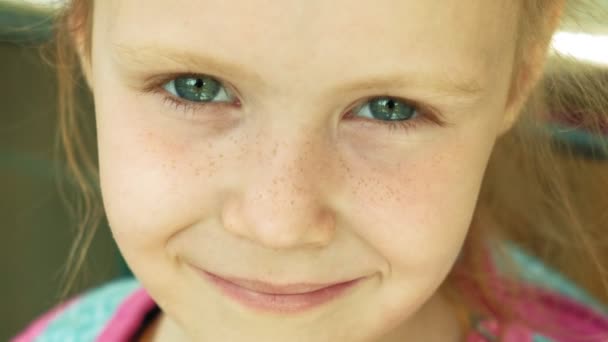 Retrato de una hermosa niña sonriente . — Vídeo de stock