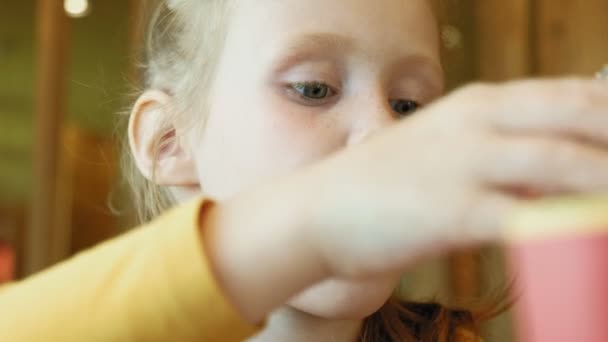 Menina criança come fast food. Comida de plástico. cadeia alimentar — Vídeo de Stock