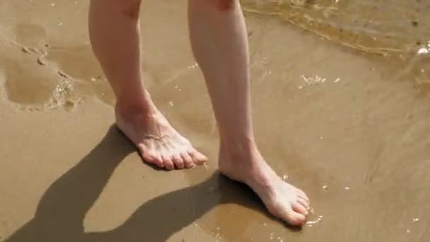 Nohy jsou na písku u vody. Pláže. Letní slunný den — Stock video
