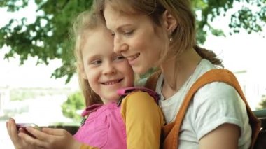 Anne ve kızı açık havada gadget'lar kullanın. Yaz