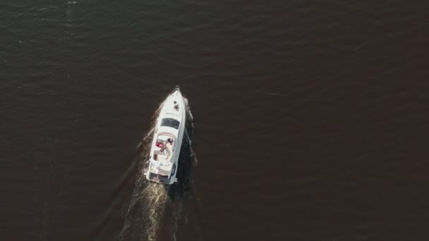 Yacht på floden. Sommaren. Flyg fotografering — Stockvideo