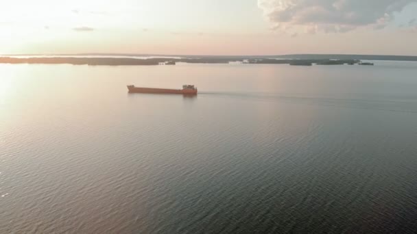 Chiatta sul fiume. Giorno d'estate.Scatto aereo — Video Stock