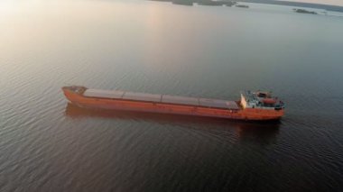 Nehirde bir mavna. Yaz günü. Hava çekimi