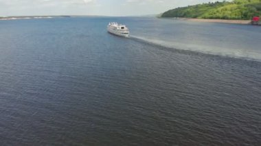 Nehirdeki motorlu gemi. Nakliye. Havadan çekim
