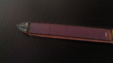 Nehirde bir mavna. Yaz günü. Hava çekimi