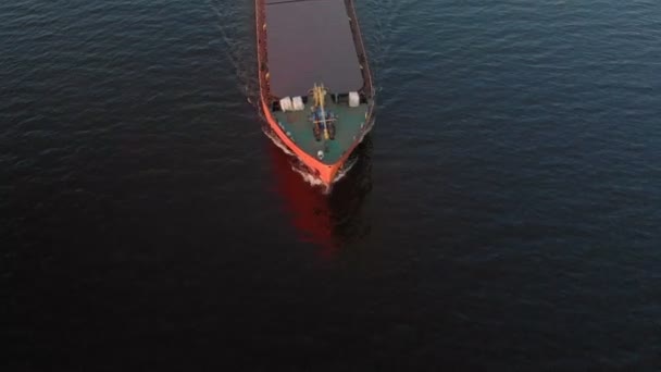 Barcaza en el río. Día de verano.Sesión aérea — Vídeo de stock