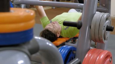 Adam fitness stüdyosunda tezgah basın yapıyor
