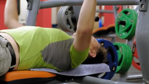 Человек делает пресс для скамеек в фитнес-студии — стоковое видео