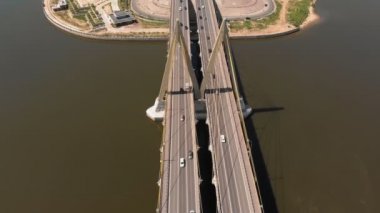 Nehrin karşısındaki yol köprüsü. Kentsel çevre