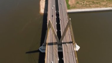 Nehrin karşısındaki yol köprüsü. Kentsel çevre
